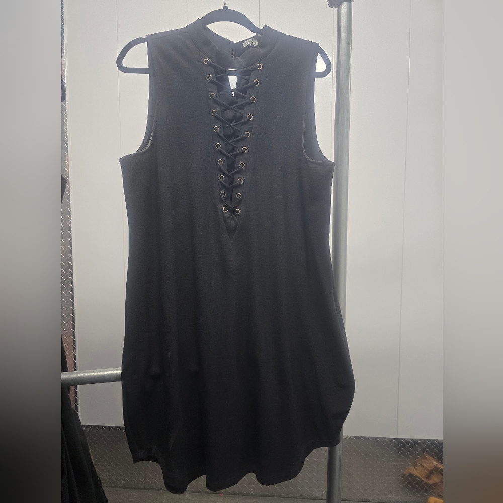 Black dress 3x - gold trimming in front around the neck peep opening